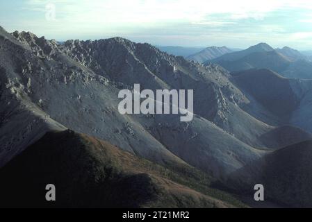 Vue aérienne des White Mountains. Sujets : paysages ; montagnes ; refuges fauniques ; Yukon Flats National Wildlife refuge ; Collection Spencer. Banque D'Images