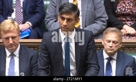 Capture d'écran prise à la télévision du Parlement du Premier ministre Rishi Sunak s'exprimant à la Chambre des communes, à Londres, au sujet des attaques du Hamas contre Israël. Date de la photo : lundi 16 octobre 2023. Banque D'Images