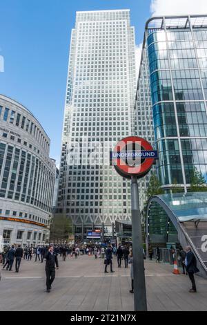 Panneau souterrain avec un bâtiment Canada Square en arrière-plan, Canary Wharf, Londres Banque D'Images