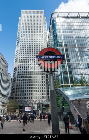 Panneau souterrain avec un bâtiment Canada Square en arrière-plan, Canary Wharf, Londres Banque D'Images