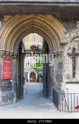 Entrée à St Bartholomew la Grande église, la Cité de Londres ; Royaume-Uni Banque D'Images