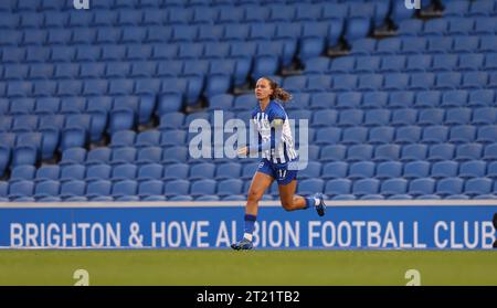 Brighton, Royaume-Uni. 15 octobre 2023. Tatiana Pinto (17) de Brighton arrive sur le terrain lors du match de Barclays Women's Super League entre Brighton & Hove Albion et Tottenham Hotspur au stade American Express de Brighton. Crédit : James Boardman/Alamy Live News Banque D'Images