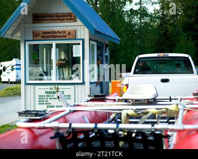 Le traversier de la rivière Russian et le stationnement sont exploités par Alaska Recreation Management, Inc en vertu d'un contrat de concession pour le Kenai National Wildlife refuge. Ce service assure le transport des visiteurs vers le refuge et les régions avoisinantes. Banque D'Images