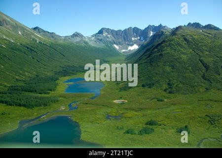 Vallée classique en forme de U sculptée par un glacier. Sujets : Photographie aérienne ; Géographie physique ; Glaciers ; montagnes ; Vallées; paysages ; Togiak National Wildlife refuge ; Alaska. . 1998 - 2011. Banque D'Images