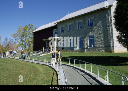 Le bâtiment de l'Ouest instructif du National conservation Training Center (NCTC) en Virginie-occidentale sert de plaque tournante pour l'éducation et la formation. On peut voir les élèves marcher le long du trottoir, suivre des cours sur la conservation et la gestion de la faune. Banque D'Images