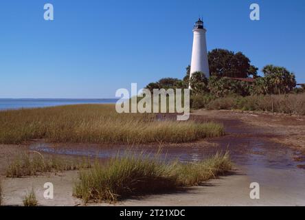 Une vue panoramique de St. Marks Lighthouse à St. Marks National Wildlife refuge situé en Floride. Sujets : Scenics. Localisation : Floride. Site du service des poissons et de la faune : ST. MARQUE LE REFUGE NATIONAL DE LA FAUNE. Banque D'Images