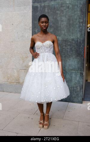 Un mannequin pose lors d'un design de MadridEsModa à l'ouverture de la Fashion week de Madrid, au Musée Archéologique de Madrid, le 7 septembre 2023, Espagne avec : atmosphère où : Madrid, Espagne quand : 07 Sep 2023 crédit : Oscar Gonzalez/WENN Banque D'Images