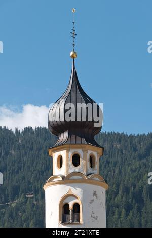 Une vue aérienne de l'église San Candido située dans le Tyrol du Sud, en Italie Banque D'Images