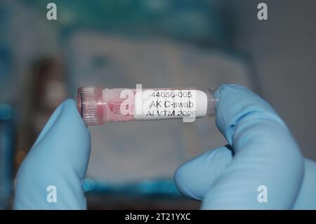 Flacon d'écouvillon pour oiseaux pour le dépistage de la grippe aviaire. Laboratoire d'oiseaux, Alaska Science Center, Anchorage. Cette image a été prise entre le 14 juin et le 20 juin 2006. Sujets : travaux du Service ; influenza aviaire ; Alaska. . 1998 - 2011. Banque D'Images