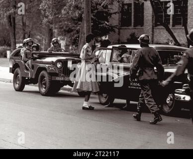 Les soldats de la 101e division aéroportée de l'armée américaine escortent des étudiants afro-américains, qui deviendra connu sous le nom de Little Rock Nine, dans le Central High School à Little Rock, Arkansas, en septembre 1957, au milieu d'une résistance extrême à l'intégration par le gouverneur de l'Arkansas Orval Faubus qui activera la Garde nationale de l'Arkansas pour bloquer tout effort d'intégration. La réponse de l'armée américaine, initiée par le président Dwight Eisenhower, s'appelle opération Arkansas. Banque D'Images