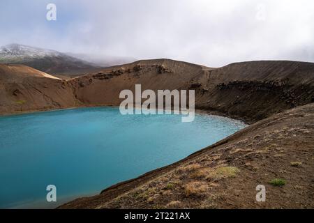 Cratère Viti, cratère volcanique rempli d'eau sarcelle, près de Krafla et Myvatn en Islande Banque D'Images