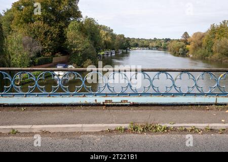 Cookham, Royaume-Uni. 16 octobre 2023. Le pont de Cookham sur la Tamise à Cookham, dans le Berkshire, a fermé aujourd'hui pour les 22 prochaines semaines, tandis que l'entretien essentiel du pont historique classé Grade II est effectué. Les piétons et les cyclistes seront toutefois autorisés à traverser le pont, mais pas les véhicules. Le trafic est dévié par Maidenhead à la place. Les entreprises de Cookham et du village voisin de Bourne End craignent que cela signifie une perte de revenus, cependant, ils n'ont pas le droit d'obtenir une compensation. Les bus sont également sur dérouter signifiant les personnes âgées en particulier avec be adverserl Banque D'Images