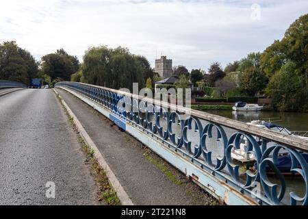 Cookham, Royaume-Uni. 16 octobre 2023. Le pont de Cookham sur la Tamise à Cookham, dans le Berkshire, a fermé aujourd'hui pour les 22 prochaines semaines, tandis que l'entretien essentiel du pont historique classé Grade II est effectué. Les piétons et les cyclistes seront toutefois autorisés à traverser le pont, mais pas les véhicules. Le trafic est dévié par Maidenhead à la place. Les entreprises de Cookham et du village voisin de Bourne End craignent que cela signifie une perte de revenus, cependant, ils n'ont pas le droit d'obtenir une compensation. Les bus sont également sur dérouter signifiant les personnes âgées en particulier avec be adverserl Banque D'Images