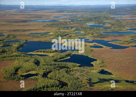 La vue aérienne des zones humides supérieures de la rivière Kanuti dans le refuge national de faune de Kanuti montre des voies navigables sinueuses, la végétation de la toundra et des paysages étendus façonnés par les inondations saisonnières. Banque D'Images