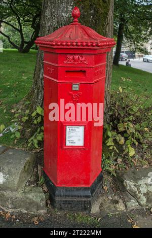 Une boîte aux lettres victorienne hexagonale inhabituelle a été érigée en 1867 à Buxton, Derbyshire, Angleterre Banque D'Images