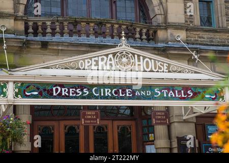 L'entrée principale de l'Opéra de Buxton avec sa verrière décorative en fonte et en verre coloré. Buxton, Derbyshire, Angleterre Banque D'Images