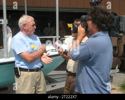 Gulf Shores, Ala - 19 juillet 2010 : les équipes de télévision interviewent les amis du président de bon Secour, Ralph Gilges, au sujet du bateau d'intervention pour la faune donné par Jimmy Buffett à son groupe d'amis. Crédit : Catherine J. Hibbard/USFWS. Sujets : bateaux ; déversement de pétrole Deepwater Horizon. Localisation : Alabama. Site du service des poissons et de la faune : REFUGE FAUNIQUE NATIONAL DE BON SECOUR. Banque D'Images