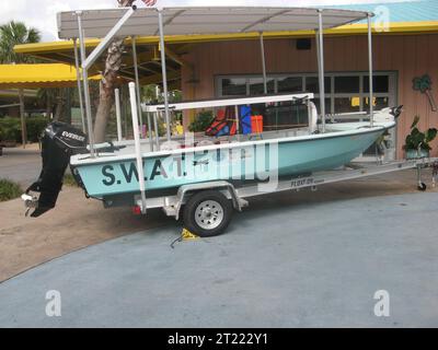 Gulf Shores, Ala - 19 juillet 2010 : le bateau Shallow Water attention terminal (SWAT) fait don au Friends of bon Secour National Wildlife refuge par Jimmy Buffett. Lulu's, un restaurant appartenant à la sœur de Buffett, a accueilli l'événement. La couleur du bateau, la profondeur, M. sujets : bateaux ; Deepwater Horizon Oil Spill. Localisation : Alabama. Site du service des poissons et de la faune : REFUGE FAUNIQUE NATIONAL DE BON SECOUR. Banque D'Images