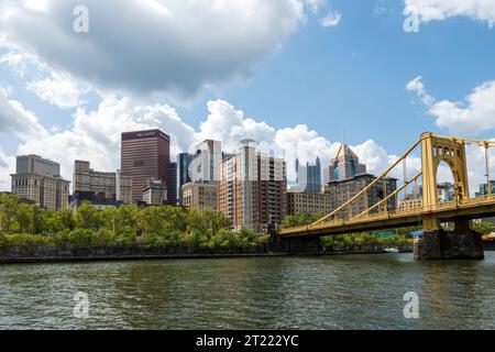 Skyline de Pittsburgh et le pont Andy Warhol de la rivière Allegheny, Pennsylvanie. Banque D'Images