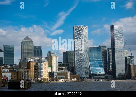 Bâtiments et horizon de Canary Wharf vus du North Thames Path, Londres Banque D'Images