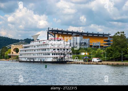 American Heritage, un bateau de croisière à roue à aubes, amarré à Pittsburgh à côté du stade Arisure, anciennement connu sous le nom de Heinz Field Banque D'Images