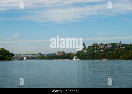 Cincinnati de la rivière Ohio, Ohio. La Grande Tour américaine est vue au-delà de la communauté de Mt Adams. Banque D'Images