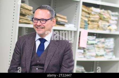 Pattensen, Allemagne. 16 octobre 2023. Markus Hilgert, Secrétaire général de la Fondation culturelle des Etats fédéraux, participe à une conférence de presse dans les locaux de Pattensen des Archives de l'Etat de Basse-Saxe. La Fondation du château de Marienburg, les Archives de l'État de Basse-Saxe, la Bibliothèque Gottfried Wilhelm Leibniz, la Fondation culturelle des États fédéraux, le Ministère des Sciences de Basse-Saxe et la Fondation de Basse-Saxe ont racheté la Bibliothèque de la Cour de Marienburg pour un montant total d'environ 100 000 euros. Crédit : Julian Stratenschulte/dpa/Alamy Live News Banque D'Images