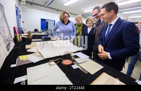 16 octobre 2023, Basse-Saxe, Pattensen : Frederike Bock (de gauche à droite), Fondation du Château de Marienburg, Anne May, Directrice de la Bibliothèque Gottfried Wilhelm Leibniz, Sabine Graf, Présidente des Archives de l'Etat de Basse-Saxe, Markus Hilgert, Secrétaire général de la Fondation culturelle des Etats fédéraux, et Falko Mohrs (SPD), ministre de la Science et de la Culture de Basse-Saxe, a examiné diverses expositions de la Bibliothèque de la Cour de Marienburg lors d'une conférence de presse à la succursale de Pattensen des Archives d'État de Basse-Saxe. La Fondation du château de Marienburg, les Archives de l'État de Basse-Saxe, le Gottfried Wilh Banque D'Images