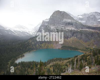 Situé dans le parc national des Glaciers, le lac Grinnell se trouve au pied des immenses falaises du mont Gould et reçoit les eaux qui proviennent de la fonte des glaces du glacier Grinnell et d'une partie des pentes du mont Grinnell. Son élévation. Sujets : Lacs ; Glaciers ; montagnes ; Parcs. Localisation : Montana. Banque D'Images