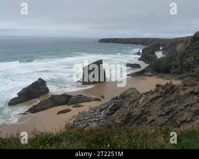 Formations rocheuses spectaculaires sur les falaises de Bedruthan Steps en Cornouailles en Angleterre Banque D'Images