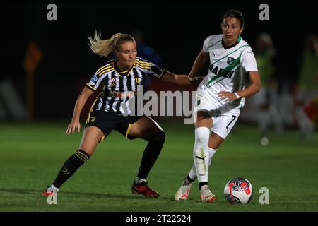 Biella, Italie. 15 octobre 2023. Amanda Nilden de Juventus Tussles avec Erika Santoro de US Sassuolo lors du Serie A Femminile match au Stadio Vittorio Pozzo, Biella. Le crédit photo devrait se lire : Jonathan Moscrop/Sportimage crédit : Sportimage Ltd/Alamy Live News Banque D'Images