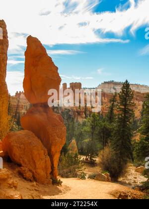 Un étrange Hoodoo calcaire, apparemment debout la garde, et donnant sur le paysage bizarre de fantaisie du parc national de Bryce Canyon, Utah. Banque D'Images