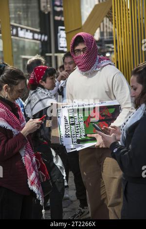 Rassemblement pro-palestinien à Times Square vendredi 13 octobre 2023 alors que Gaza est bombardée par Israël après les attaques terroristes du Hamas contre Israël qui ont brutalement tué de nombreux civils. Banque D'Images