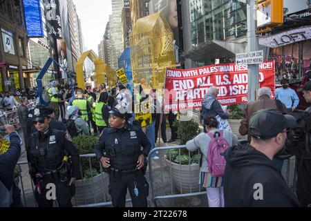 Rassemblement pro-palestinien à Times Square vendredi 13 octobre 2023 alors que Gaza est bombardée par Israël après les attaques terroristes du Hamas contre Israël qui ont brutalement tué de nombreux civils. Banque D'Images