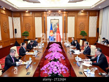 Pékin, Chine. 16 octobre 2023. Le ministre chinois des Affaires étrangères Wang Yi, qui est également membre du bureau politique du Comité central du Parti communiste chinois, rencontre le secrétaire général de l'Association des nations de l'Asie du Sud-est (ASEAN) Kao Kim Hourn à Pékin, capitale de la Chine, le 16 octobre 2023. Crédit : Yin Bogu/Xinhua/Alamy Live News Banque D'Images