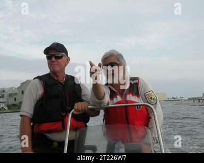 1 juillet 2010 Gulf Shores, AL - la plupart des zones marécageuses sont protégées par boom. Depuis le début du déversement, le préposé à l'entretien de bon Secour, Jerry Dunn, vérifie régulièrement le rivage et la rampe trois fois par semaine. Photo de Bonnie Strawser. Sujets : déversement de pétrole de Deepwater Horizon ; employés (USFWS). Localisation : Alabama. Site du service des poissons et de la faune : REFUGE FAUNIQUE NATIONAL DE BON SECOUR. . 1998 - 2011. Banque D'Images