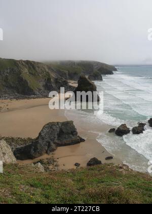 Formations rocheuses spectaculaires sur les falaises de Bedruthan Steps en Cornouailles en Angleterre Banque D'Images