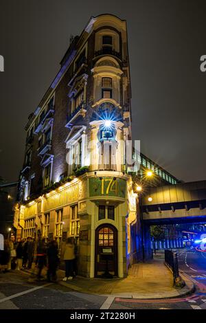 Vue au crépuscule de la maison mince dans le quartier de Blackfrairs à Londres, Angleterre Banque D'Images