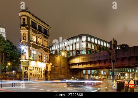 Vue au crépuscule de la maison mince dans le quartier de Blackfrairs à Londres, Angleterre Banque D'Images