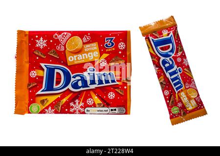 Pack de barres chocolatées aromatisées Daim Orange en édition limitée avec une barre retirée isolée sur fond blanc Banque D'Images