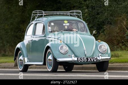 Bicester,Oxon.,UK - Oct 8th 2023 : 1960 turquoise Volkswagen Beetle voiture classique conduisant sur une route de campagne anglaise. Banque D'Images