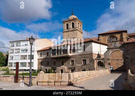 Entrée en arc de la place de la ville Aguilar de Campoo Palencia, Castilla y León, Espagne Banque D'Images