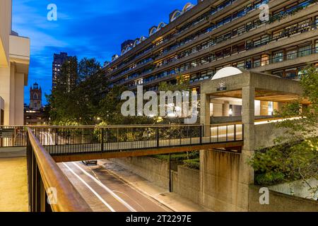 Vue au crépuscule de Barbican dans la ville de Londres, Angleterre Banque D'Images