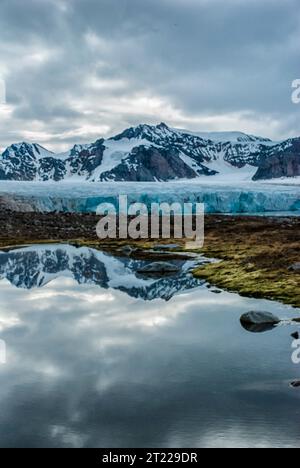 Fjortende Julibreen, 14 juillet Glacier et réflexion, Svalbard, Norvège Banque D'Images