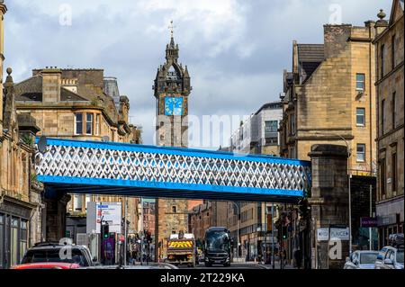 Le Tolbooth Steeple à Glasgow Merchant City avec Saltmarket Railway Bridge au premier plan, Glasgow, Écosse, Royaume-Uni, Europe Banque D'Images