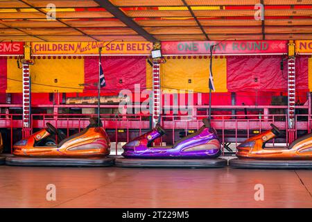 Garé des Bumper Cars dans un parc d'attractions Banque D'Images