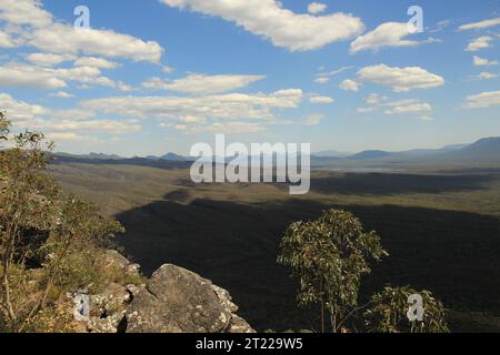 Vue sur la vallée et le lac Victoria de Wartook Reed Lookout dans la région des Grampians de Victoria, Australie. Banque D'Images