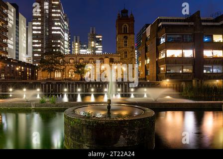 Vue au crépuscule de Barbican dans la ville de Londres, Angleterre Banque D'Images