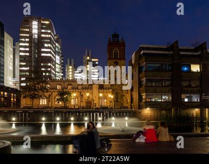 Vue au crépuscule de Barbican dans la ville de Londres, Angleterre Banque D'Images