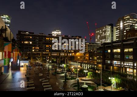 Vue au crépuscule de Barbican dans la ville de Londres, Angleterre Banque D'Images